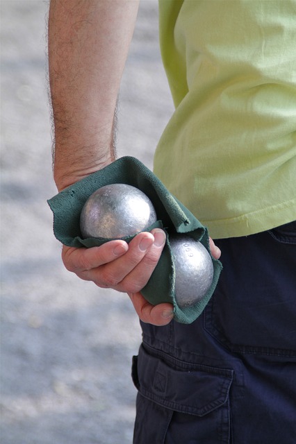 Foto: Mann h&auml;lt Boule-Kugeln