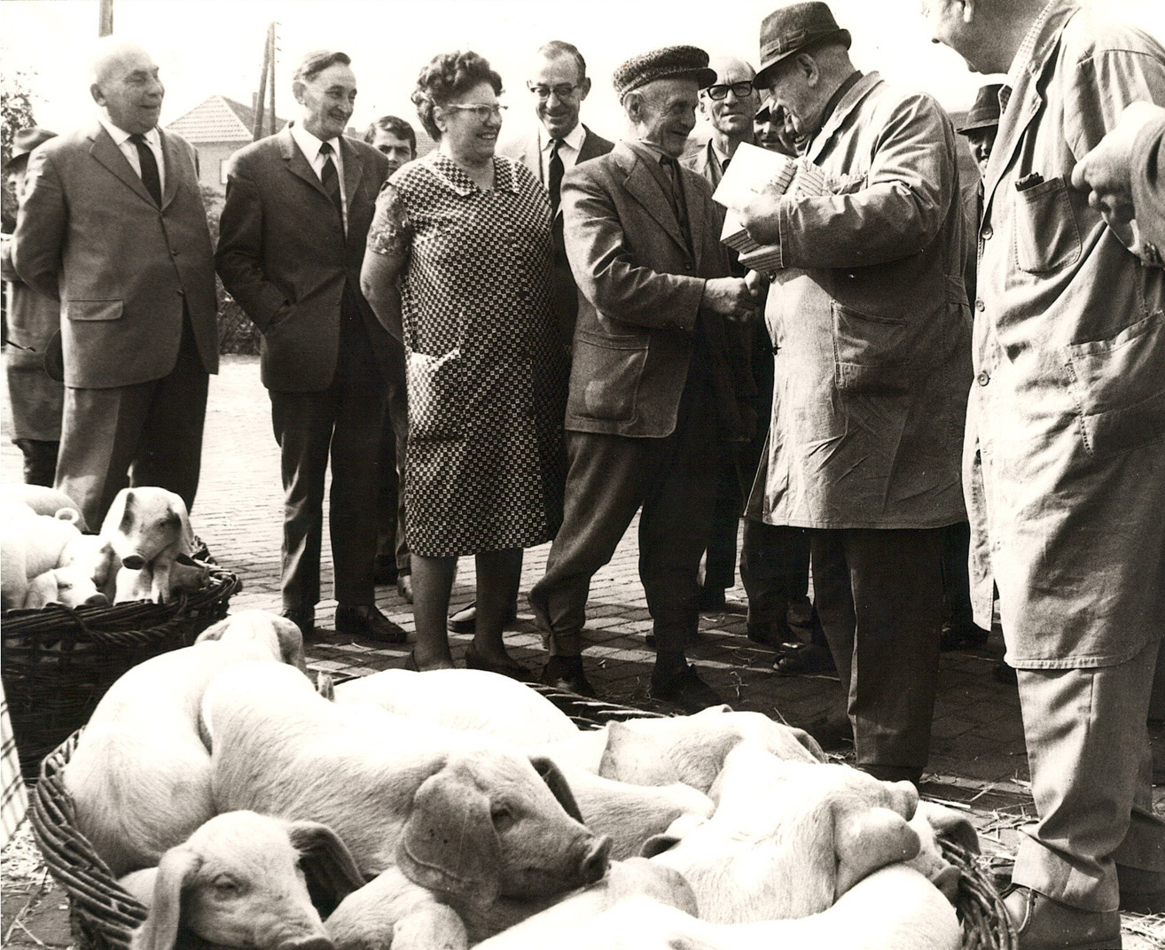 Foto mit H&auml;ndlern auf dem Schweinemarkt