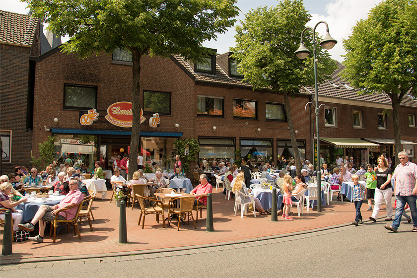 Blick auf das Caf&eacute; Lensing